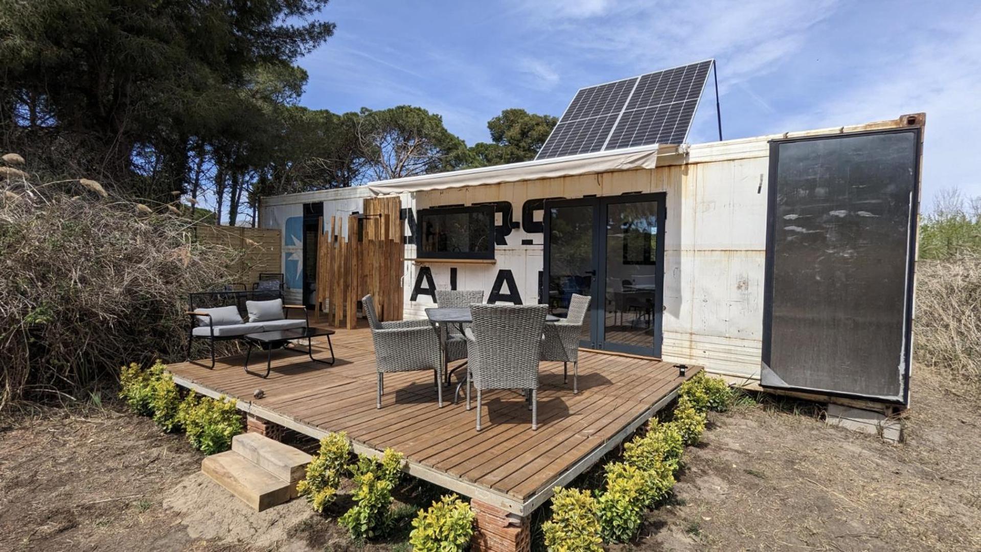 Cooltainer Retreat: Sustainable Coastal Forest Tiny House Near Barcelona Кастельдефельс Экстерьер фото