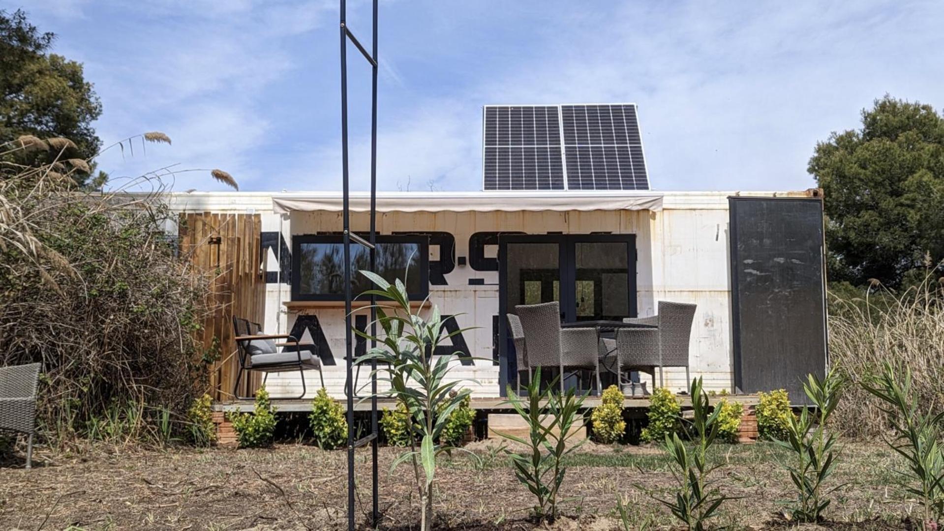 Cooltainer Retreat: Sustainable Coastal Forest Tiny House Near Barcelona Кастельдефельс Экстерьер фото